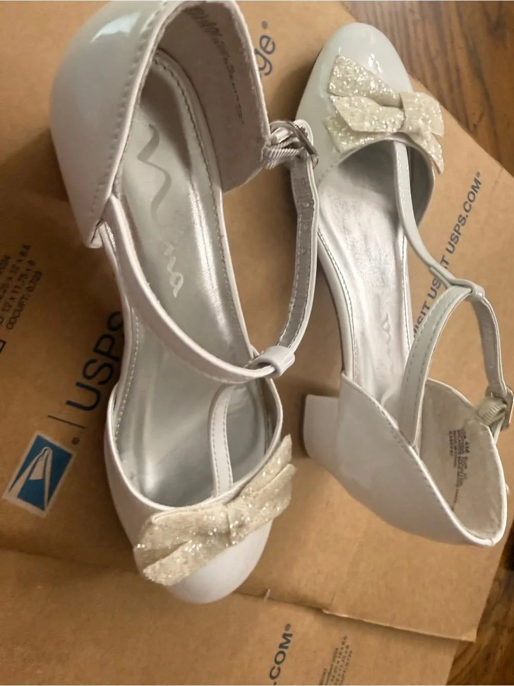Nina girl’s dressy white heels with glittery bow detail size 4